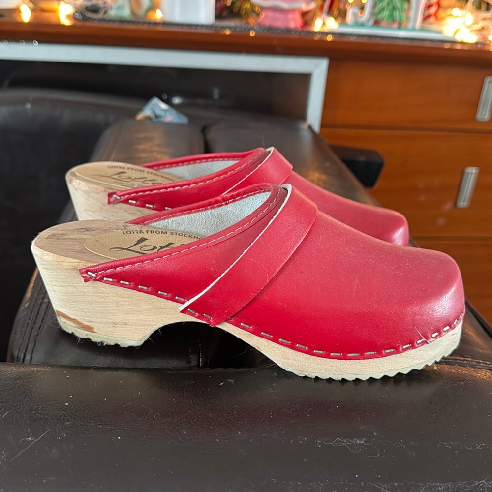 Size 35 never worn Swedish lotta red clogs
